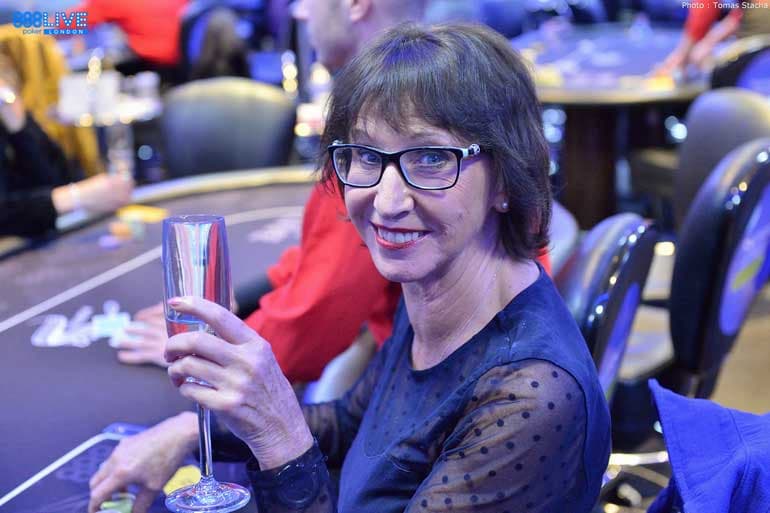 Una donna con gli occhiali da vista