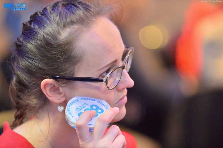 Una giocatrice di poker