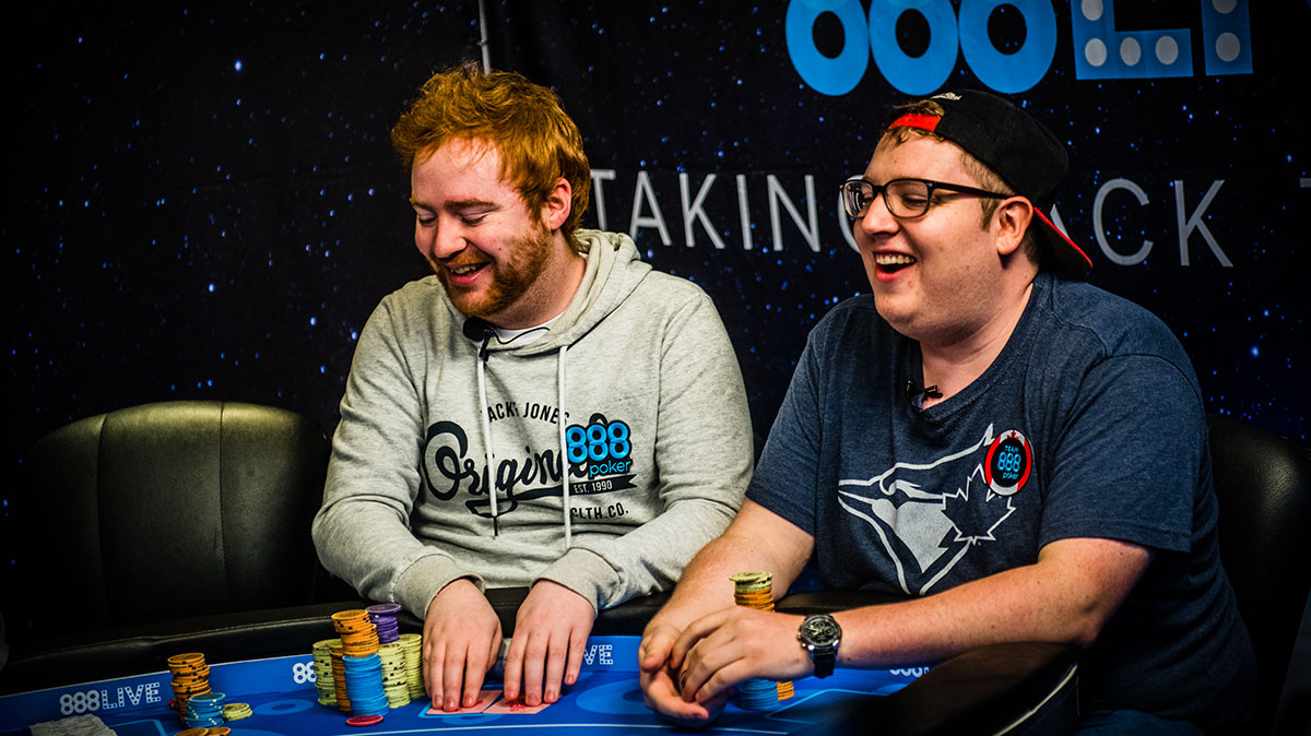 gli ambasciatori di 888poker si divertono al tavolo da gioco