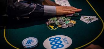 La mano del dealer in un evento 888poker live